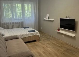 Сдаю 2-ком. квартиру, 46 м2, Альметьевск, проспект Строителей, 33