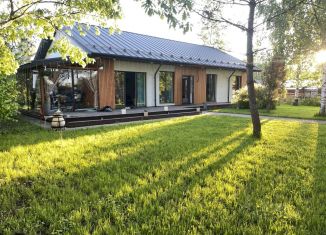 Продаю дом, 160 м2, городской посёлок Ульяновка, улица Карла Маркса, 2Г