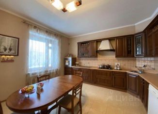 Продам 5-ком. квартиру, 320.3 м2, Березники, улица Пятилетки, 24А