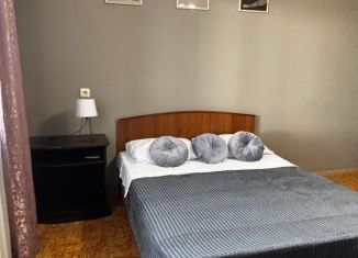 Сдаю однокомнатную квартиру, 44 м2, Челябинск, улица Братьев Кашириных, 88, Калининский район
