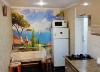 Сдаю в аренду однокомнатную квартиру, 30 м2, Алушта, улица Ленина, 31
