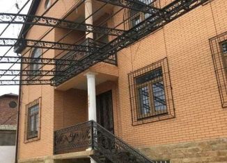 Сдается в аренду дом, 300 м2, Каспийск, улица Радищева, 171А