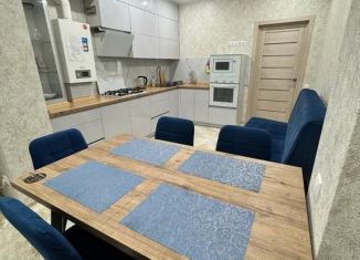 Сдаю 2-ком. квартиру, 65 м2, Таганрог, улица Адмирала Крюйса, 19