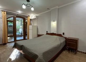 Сдам в аренду комнату, 20 м2, Алушта, улица Карла Маркса, 56
