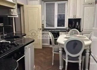 Продам 4-комнатную квартиру, 103 м2, Каспийск, проспект М. Омарова, 1