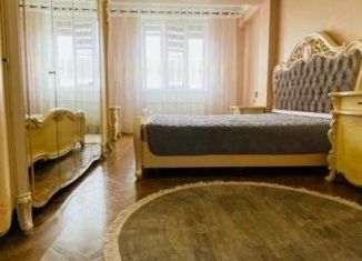 Сдается трехкомнатная квартира, 98 м2, Дагестан, улица Сальмана, 58