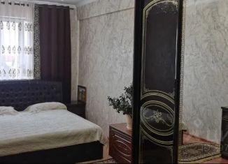 Сдам 2-ком. квартиру, 78 м2, Дагестан, улица Эдисона Пашабекова, 14