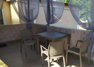 Сдам в аренду 2-ком. квартиру, 45 м2, Крым, улица Иванова, 1