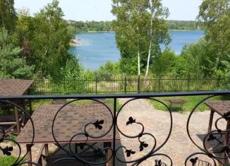Сдам в аренду дом, 98 м2, посёлок городского типа Янтарный, Заозёрная улица, 88